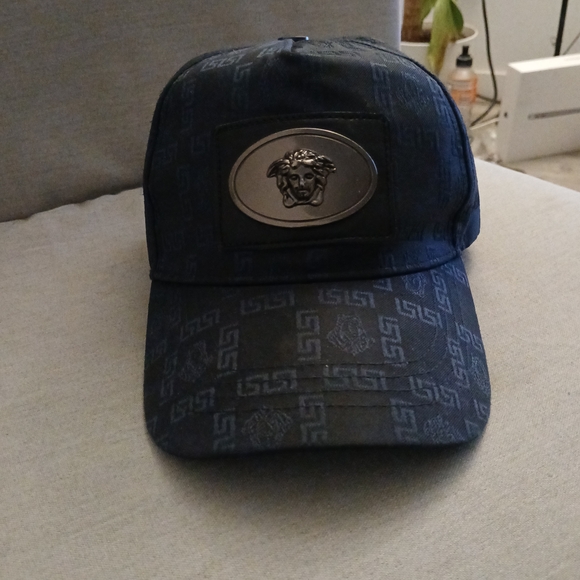 Versace Black Cap with Medusa Logo - Picture 4 of 15